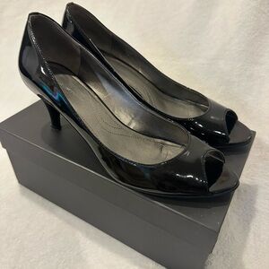 Tahari Ta-Marie Black patent Peep Toe Women's heel Shoes Size 9M